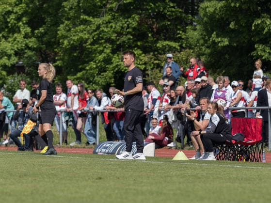 Nico Schneck VfB Stuttgart, Coach calms down that match GER, VfB Stuttgart vs SV Meppen, Football, 2 Womens Bundesliga, Matchday 23, Season 2025 2026, 26 04 2026 GER, VfB Stuttgart vs SV Meppen, Football, 2 Womens Bundesliga, Matchday 23, Season 2025 2026, 26 04 2026 Stuttgart Copyright: xEibner-Pressefoto CarstenxSchwerx EP_CSG