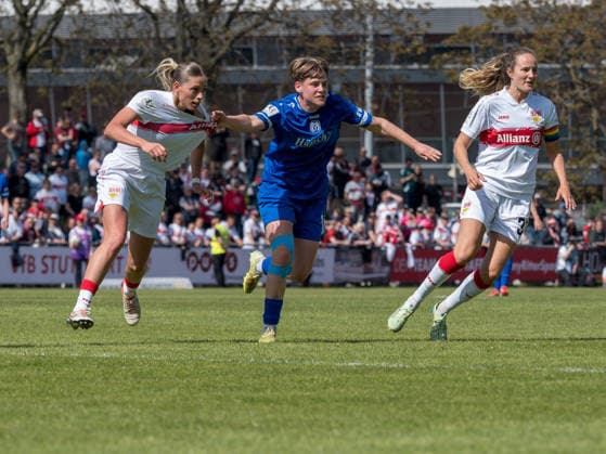 Lea Mauly SV Meppen, 19 pulls Leonie Schetter VfB Stuttgart, 77 on the trick shirt, right Fabienne Dongus VfB Stuttgart, 33 GER, VfB Stuttgart vs SV Meppen, Football, 2 Womens Bundesliga, Matchday 23, Season 2025 2026, 26 04 2026 GER, VfB Stuttgart vs SV Meppen, Football, 2 Womens Bundesliga, Matchday 23, Season 2025 2026, 26 04 2026 Stuttgart Copyright: xEibner-Pressefoto CarstenxSchwerx EP_CSG