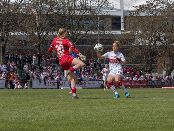 Carla Steenken SV Meppen, 30 clears ahead of Jana Beuschlein VfB Stuttgart, 20 GER, VfB Stuttgart vs SV Meppen, Football, 2 Womens Bundesliga, Matchday 23, Season 2025 2026, 26 04 2026 GER, VfB Stuttgart vs SV Meppen, Football, 2 Womens Bundesliga, Matchday 23, Season 2025 2026, 26 04 2026 Stuttgart Copyright: xEibner-Pressefoto CarstenxSchwerx EP_CSG