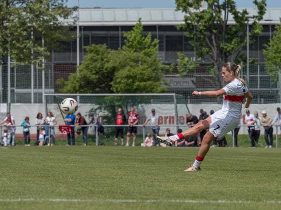 Free kick Dafina Redzepi VfB Stuttgart, 07 GER, VfB Stuttgart vs SV Meppen, Football, 2 Womens Bundesliga, Matchday 23, Season 2025 2026, 26 04 2026 GER, VfB Stuttgart vs SV Meppen, Football, 2 Womens Bundesliga, Matchday 23, Season 2025 2026, 26 04 2026 Stuttgart Copyright: xEibner-Pressefoto CarstenxSchwerx EP_CSG