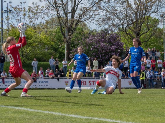 Carla Steenken SV Meppen, 30 klaert Kopbfball von Rosa Rueckert VfB Stuttgart, 11 GER, VfB Stuttgart vs SV Meppen, Football, 2 Womens Bundesliga, Matchday 23, Season 2025 2026, 26 04 2026 GER, VfB Stuttgart vs SV Meppen, Football, 2 Womens Bundesliga, Matchday 23, Season 2025 2026, 26 04 2026 Stuttgart Copyright: xEibner-Pressefoto CarstenxSchwerx EP_CSG