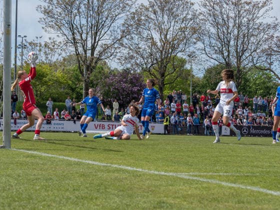 Carla Steenken SV Meppen, 30 klaert Kopbfball von Rosa Rueckert VfB Stuttgart, 11 GER, VfB Stuttgart vs SV Meppen, Football, 2 Womens Bundesliga, Matchday 23, Season 2025 2026, 26 04 2026 GER, VfB Stuttgart vs SV Meppen, Football, 2 Womens Bundesliga, Matchday 23, Season 2025 2026, 26 04 2026 Stuttgart Copyright: xEibner-Pressefoto CarstenxSchwerx EP_CSG