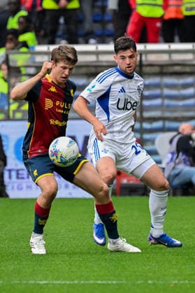 Genoa™s Morten Frendrup fights for the ball during the Serie A soccer match between Genoa and Como at the Luigi Ferraris Stadium in Genoa, Italy - Sunday, April 26, 2026. - Soccer .  Copyright: xTanoxPecoraro LaPressex