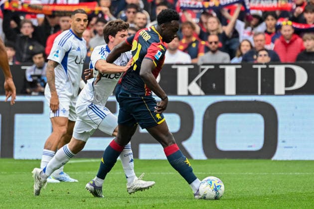 Genoa™s Jeff Ekhator fights for the ball during the Serie A soccer match between Genoa and Como at the Luigi Ferraris Stadium in Genoa, Italy - Sunday, April 26, 2026. - Soccer .  Copyright: xTanoxPecoraro LaPressex