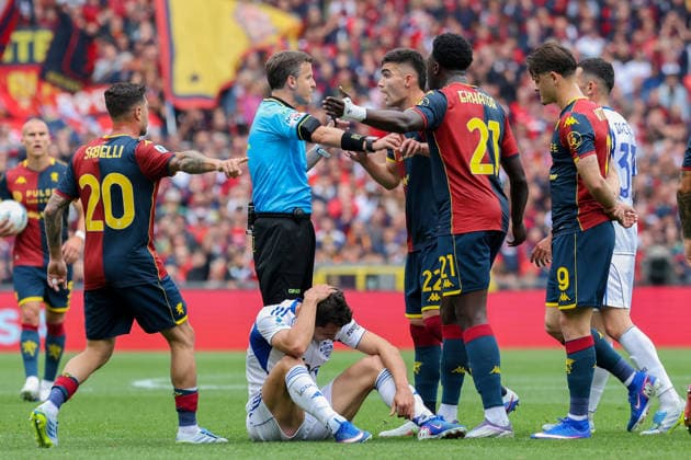 the referee Federico La Penna and Genoa™s Johan Vasquez during the Serie A soccer match between Genoa and Como at the Luigi Ferraris Stadium in Genoa, Italy - Sunday, April 26, 2026. - Soccer .  Copyright: xTanoxPecoraro LaPressex