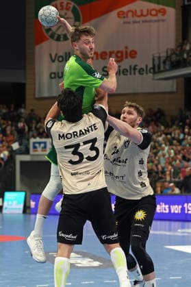 26 04 2026, xovx, Handball Daikin Handball Bundesliga, HSG Wetzlar Bergischer HC v l Eloy Morante Maldonado Bergischer HC , Niklas Theiß HSG Wetzlar , Gerdas Babarskas Bergischer HC Wetzlar Buderus Arena Hessen Germany EN