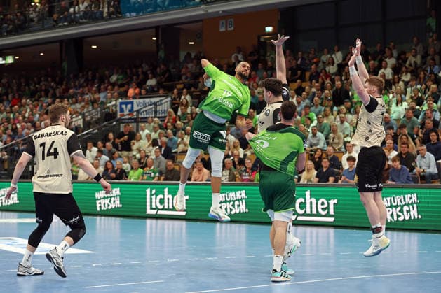 26 04 2026, xovx, Handball Daikin Handball Bundesliga, HSG Wetzlar Bergischer HC v l Gerdas Babarskas Bergischer HC , Philipp Ahouansou HSG Wetzlar , Aron Seesing Bergischer HC , Josip Simic HSG Wetzlar , Johannes Wasielewski Bergischer HC Wetzlar Buderus Arena Hessen Germany EN