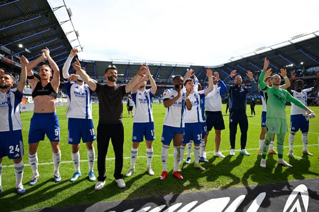 Paderborn, Home Deluxe Arena, 26 04 26, GER, Herren, 2 Bundesliga, Saison 2025 2026, SC Paderborn 07 FC Schalke 04 Bild Schlussjubel, Emotion, Freude bei Trainer Miron MUSLIC Schalke und seinen Spielern DFL regulations prohibit any use of photographs as image sequences and or quasi video NRW Germany
