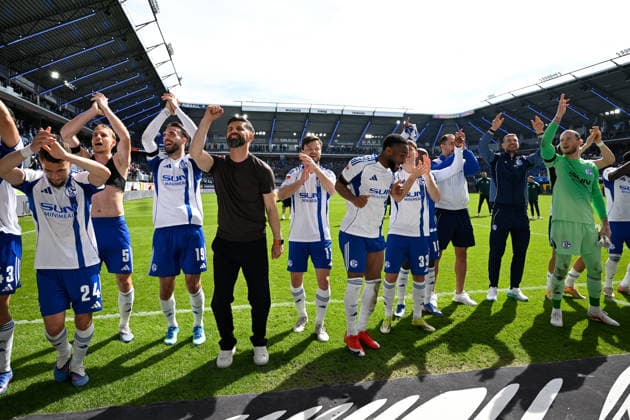 Paderborn, Home Deluxe Arena, 26 04 26, GER, Herren, 2 Bundesliga, Saison 2025 2026, SC Paderborn 07 FC Schalke 04 Bild Schlussjubel, Emotion, Freude bei Trainer Miron MUSLIC Schalke und seinen Spielern DFL regulations prohibit any use of photographs as image sequences and or quasi video NRW Germany