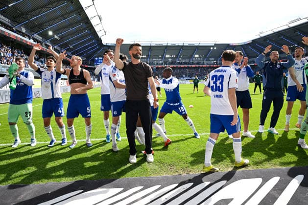 Paderborn, Home Deluxe Arena, 26 04 26, GER, Herren, 2 Bundesliga, Saison 2025 2026, SC Paderborn 07 FC Schalke 04 Bild Schlussjubel, Emotion, Freude bei Trainer Miron MUSLIC Schalke und seinen Spielern DFL regulations prohibit any use of photographs as image sequences and or quasi video NRW Germany
