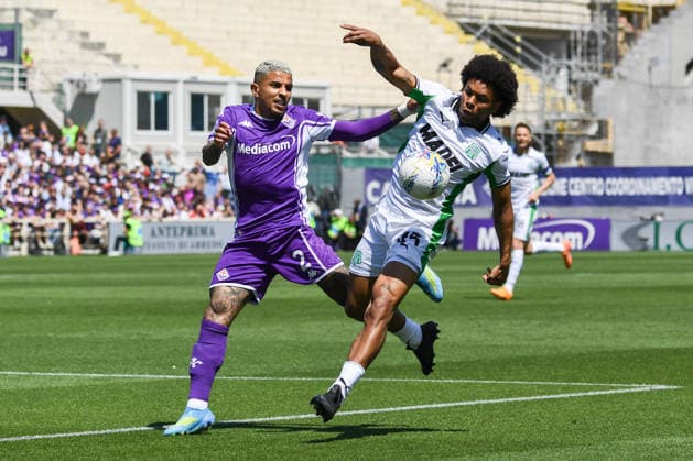 Armand Lauriente (Sassuolo) thwarted by Domilson Cordeiro Dos Santos Dodo (Fiorentina) during ACF Fiorentina vs US Sassuolo, Italian soccer Serie A match in Florence, Italy, April 26 2026  Copyright: xFabioxFagiolini IPAxSportx xipa-agency.netx xx IPA_74245705 IPA_Agency_IPA74245705