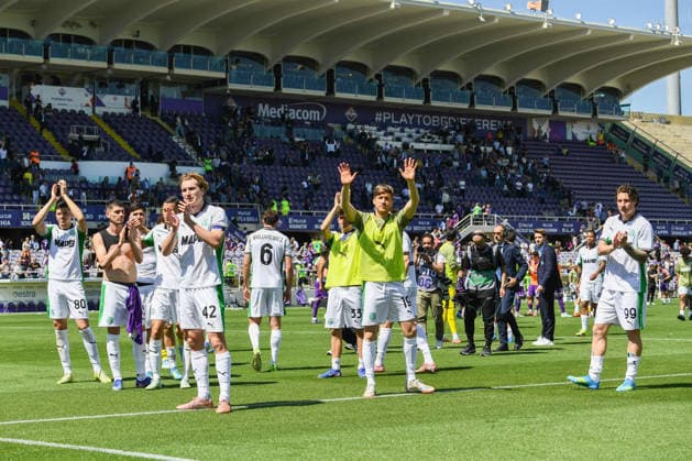 The Sassuolo team bids farewell to their fans during ACF Fiorentina vs US Sassuolo, Italian soccer Serie A match in Florence, Italy, April 26 2026  Copyright: xFabioxFagiolini IPAxSportx xipa-agency.netx xx IPA_74245834 IPA_Agency_IPA74245834