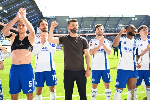 Paderborn, Home Deluxe Arena, 26 04 26, GER, Herren, 2 Bundesliga, Saison 2025 2026, SC Paderborn 07 FC Schalke 04 Bild Schlussjubel, Emotion, Freude bei Trainer Miron MUSLIC Schalke und seinen Spielern DFL regulations prohibit any use of photographs as image sequences and or quasi video NRW Germany