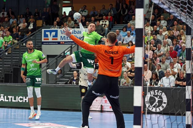 26 04 2026, xovx, Handball Daikin Handball Bundesliga, HSG Wetzlar Bergischer HC v l Philipp Ahouansou HSG Wetzlar , Ahmet Nafea HSG Wetzlar , Christopher Rudeck Bergischer HC Wetzlar Buderus Arena Hessen Germany EN