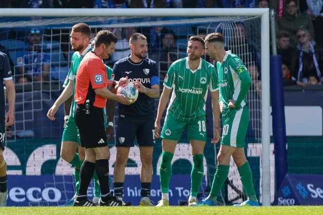 26 04 2026, GER, Soccer, Men, 2 BL, Season 2025 2026, Vfl Bochum vs SpVgg Greuther Fürth Matus Bero Bochum and referee Franck Willenborg have a broken ball in their hands Bochum vonovia Ruhrstadion Nordrhein Westfalen Germany Copyright: xAdrianxSchlüterx