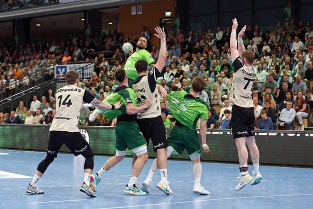 26 04 2026, xovx, Handball Daikin Handball Bundesliga, HSG Wetzlar Bergischer HC v l Gerdas Babarskas Bergischer HC , Josip Simic HSG Wetzlar , Philipp Ahouansou HSG Wetzlar , Philipp Ahouansou HSG Wetzlar , Aron Seesing Bergischer HC , Justin Müller HSG Wetzlar , Johannes Wasielewski Bergischer HC Wetzlar Buderus Arena Hessen Germany EN