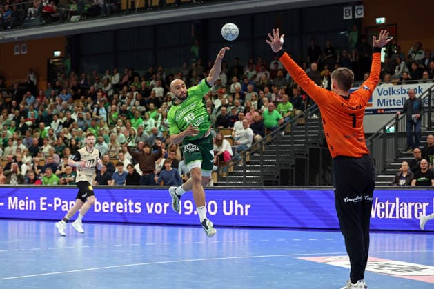 26 04 2026, xovx, Handball Daikin Handball Bundesliga, HSG Wetzlar Bergischer HC v l Johannes Wasielewski Bergischer HC , Cyrill Akakpo HSG Wetzlar , Christopher Rudeck Bergischer HC Wetzlar Buderus Arena Hessen Germany EN