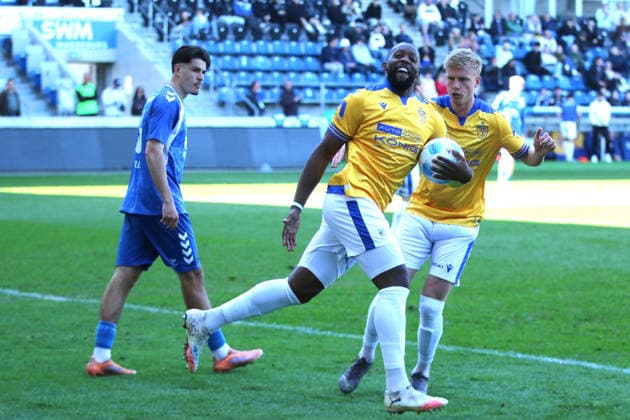 Sport Bilder des Tages 26.04.2026 Fußball Herren 2025 2026 Regionalliga Nordost 31. Spieltag 1. FC Magdeburg II - FC Carl Zeiss Jena Avnet Arena Magdeburg Manasse Eshele (Jena, 11, gelb) und Nicolas Wähling (Jena, 31, gelb) beim Torjubel nach dem 1:1. Magdeburg Sachsen-Anhalt Deutschland *** 26 04 2026 Soccer Men 2025 2026 Regionalliga Nordost 31 Matchday 1 FC Magdeburg II FC Carl Zeiss Jena Avnet Arena Magdeburg Manasse Eshele Jena, 11, yellow and Nicolas Wähling Jena, 31, yellow celebrating a goal after the 1 1 Magdeburg Saxony Anhalt Germany