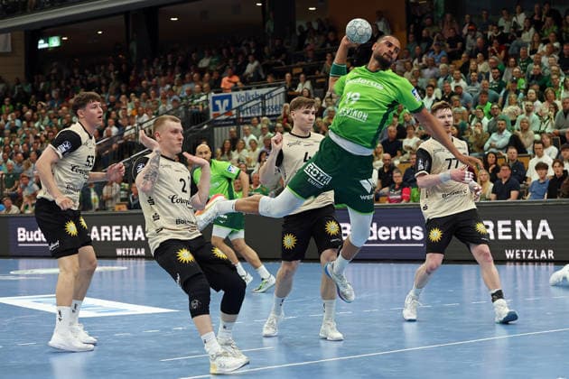26 04 2026, xovx, Handball Daikin Handball Bundesliga, HSG Wetzlar Bergischer HC v l Sören Steinhaus Bergischer HC , Noah Beyer Bergischer HC , Julian Fuchs Bergischer HC , Philipp Ahouansou HSG Wetzlar , Johannes Wasielewski Bergischer HC Wetzlar Buderus Arena Hessen Germany EN