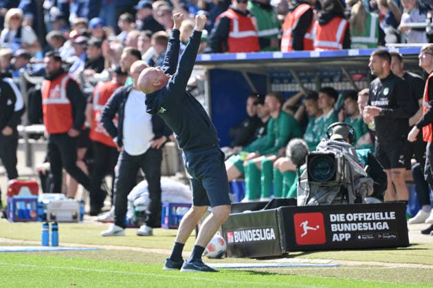 Cheering coach Uwe Rösler VfL Bochum after the final whistle 26 04 2026, Soccer 2 Bundesliga, Season 2025 2026, 31 Matchday, VfL Bochum SpVgg Greuther Fürth DFL regulations prohibit any use of photographs as image sequences and or quasi video Bochum Vonovia Ruhrstadion Nordrhein Westfalen Germany Team2