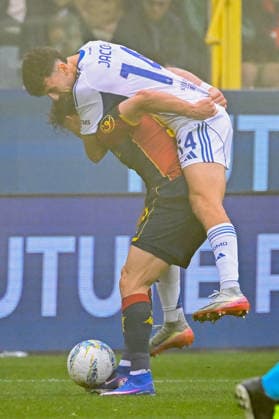 Genoa™s Vitinha fights for the ball with Como™s Ramon during the Serie A soccer match between Genoa and Como at the Luigi Ferraris Stadium in Genoa, Italy - Sunday, April 26, 2026. - Soccer .  Copyright: xTanoxPecoraro LaPressex