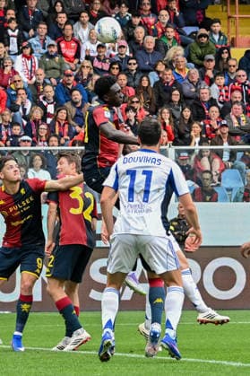 Genoa™s Jeff Ekhator jumps for the ball during the Serie A soccer match between Genoa and Como at the Luigi Ferraris Stadium in Genoa, Italy - Sunday, April 26, 2026. - Soccer .  Copyright: xTanoxPecoraro LaPressex