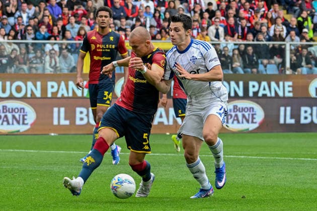 Genoa™s Leo Skiri Ostigard fights for the ball with Como™s Douvikas during the Serie A soccer match between Genoa and Como at the Luigi Ferraris Stadium in Genoa, Italy - Sunday, April 26, 2026. - Soccer .  Copyright: xTanoxPecoraro LaPressex