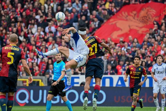Genoa™s Alessandro Marcandalli jumps for the ball with Como™s Douvikas during the Serie A soccer match between Genoa and Como at the Luigi Ferraris Stadium in Genoa, Italy - Sunday, April 26, 2026. - Soccer .  Copyright: xTanoxPecoraro LaPressex