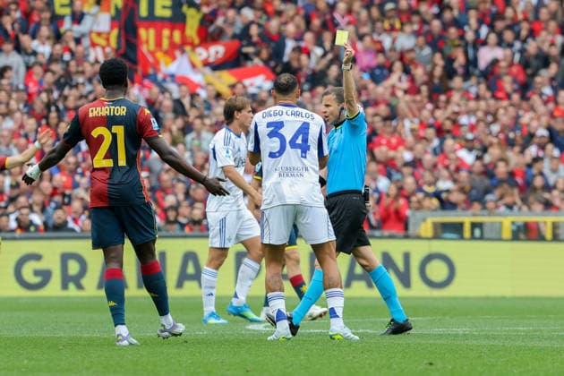 the referee Federico La Penna gives a yellow card during the Serie A soccer match between Genoa and Como at the Luigi Ferraris Stadium in Genoa, Italy - Sunday, April 26, 2026. - Soccer .  Copyright: xTanoxPecoraro LaPressex