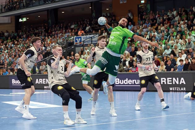 26 04 2026, xovx, Handball Daikin Handball Bundesliga, HSG Wetzlar Bergischer HC v l Sören Steinhaus Bergischer HC , Noah Beyer Bergischer HC , Julian Fuchs Bergischer HC , Philipp Ahouansou HSG Wetzlar , Johannes Wasielewski Bergischer HC Wetzlar Buderus Arena Hessen Germany EN