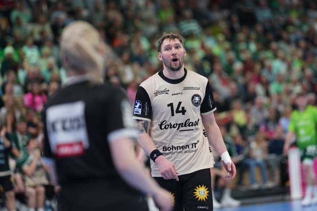 HSG Wetzlar v Bergischer HC - DAIKIN Handball-Bundesliga Gerdas Babarskas ( 14 Bergischer HC ) and Referee during the Daikin Handball-Bundesliga match between HSG Wetzlar and Bergischer HC at Buderus Arena Wetzlar. Wetzlar Wetzlar, Germany, April 26nd 202 GERMANY Copyright: xJuliaxKneisslx xSPPx Sportspressphoto_SPR136757