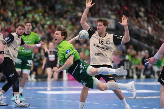 HSG Wetzlar v Bergischer HC - DAIKIN Handball-Bundesliga Justin Mueller ( 25 Wetzlar ) Lars Kooij( 15 Bergischer HC ) during the Daikin Handball-Bundesliga match between HSG Wetzlar and Bergischer HC at Buderus Arena Wetzlar. Wetzlar Wetzlar, Germany, April 26nd 202 GERMANY Copyright: xJuliaxKneisslx xSPPx Sportspressphoto_SPR136761