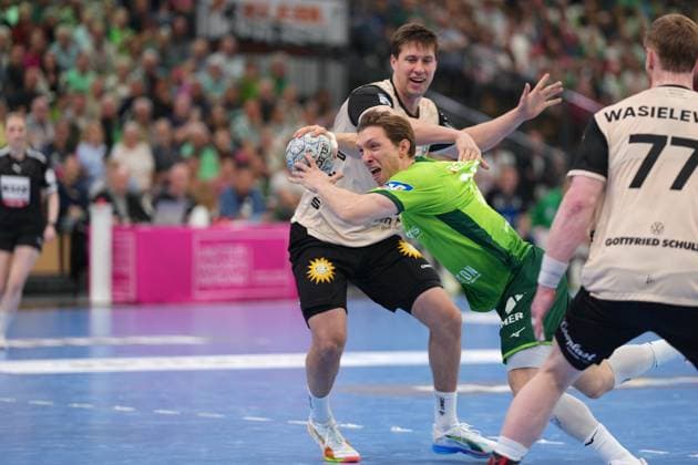 HSG Wetzlar v Bergischer HC - DAIKIN Handball-Bundesliga Justin Mueller ( 25 Wetzlar ) Lars Kooij( 15 Bergischer HC ) during the Daikin Handball-Bundesliga match between HSG Wetzlar and Bergischer HC at Buderus Arena Wetzlar. Wetzlar Wetzlar, Germany, April 26nd 202 GERMANY Copyright: xJuliaxKneisslx xSPPx Sportspressphoto_SPR136762