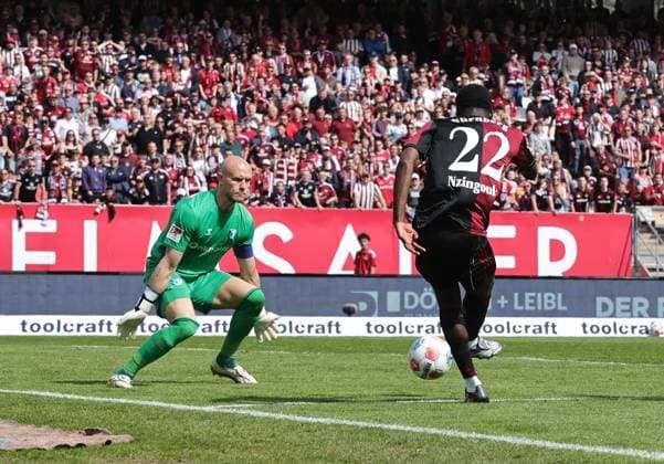 26 04 2026 Soccer Season 2025 2026 2 Soccer Bundesliga 31 Matchday 1 FC Nürnberg FCN Club 1 FC Magdeburg FCM Sportfoto Zink DaMa xdaxmax DFL regulations prohibit any use of photographs as image sequences and or quasi video only for editorial use Rabby Nzingoula 22, 1 FC Nürnberg FCN mit Torschuss gg Dominik Reimann 1, 1 FC Magdeburg FCM