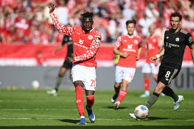 Danny DA COSTA (MZ) gegen Leon GORETZKA (M) Aktion, Zweikampf, 1.FSV Mainz 05 (MZ) - FC Bayern Muenchen (M) 3-4 Fussball 1. Bundesliga Saison 2025 2026, 31.Spieltag, Spieltag31, matchday31, am 25.04.2026, MEWA Arena Mainz. DFL regulations prohibit any use of photographs as image sequences and or quasi-video Â *** Danny DA COSTA MZ vs Leon GORETZKA M Action, duel, 1 FSV Mainz 05 MZ FC Bayern Muenchen M 3 4 Football 1 Bundesliga season 2025 2026, 31 Spieltag, Spieltag31, matchday31, am 25 04 2026, MEWA Arena Mainz DFL regulations prohibit any use of photographs as image sequences and or quasi video Â