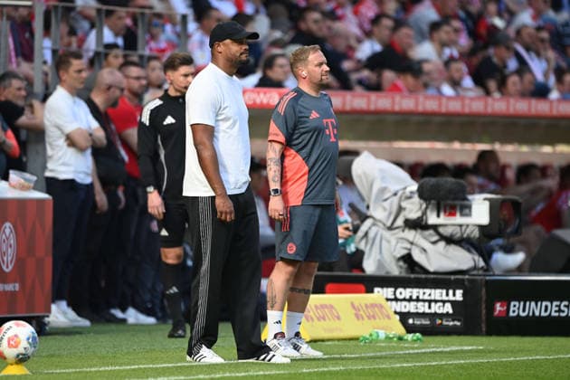 Trainer Vincent KOMPANY (M) und Co-Trainer Aaron DANKS (M) beobachtet das Spiel 1.FSV Mainz 05 (MZ) - FC Bayern Muenchen (M) 3-4 Fussball 1. Bundesliga Saison 2025 2026, 31.Spieltag, Spieltag31, matchday31, am 25.04.2026, MEWA Arena Mainz. DFL regulations prohibit any use of photographs as image sequences and or quasi-video Â *** Coach Vincent KOMPANY M and co-coach Aaron DANKS M watching the match 1 FSV Mainz 05 MZ FC Bayern Muenchen M 3 4 Soccer 1 Bundesliga season 2025 2026, 31 Spieltag, Spieltag31, matchday31, am 25 04 2026, MEWA Arena Mainz DFL regulations prohibit any use of photographs as image sequences and or quasi video Â