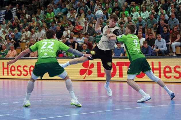 26 04 2026, xovx, Handball Daikin Handball Bundesliga, HSG Wetzlar Bergischer HC v l Jona Schoch HSG Wetzlar , Sören Steinhaus Bergischer HC , Niklas Theiß HSG Wetzlar Wetzlar Buderus Arena Hessen Germany EN