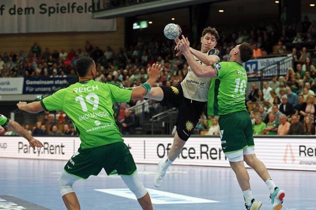 26 04 2026, xovx, Handball Daikin Handball Bundesliga, HSG Wetzlar Bergischer HC v l Philipp Ahouansou HSG Wetzlar , Sören Steinhaus Bergischer HC , Josip Simic HSG Wetzlar Wetzlar Buderus Arena Hessen Germany EN