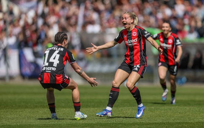 GER, Frankfurt, Eintracht Frankfurt vs VfL Wolfsburg, Google Pixel Bundesliga, Fussball, DFB, Spielzeit 2025 2026, Stadion am Brentanobad, 23. Spieltag im Bild: Nadine Riesen (Eintracht Frankfurt Frauen 22) erzielt das 3:0, Tor, Jubel und Freude, Emotionen, Team, Geraldine Reuteler (Eintracht Frankfurt Frauen 14) DFB DFL REGULATIONS PROHIBIT ANY USE OF PHOTOGRAPHS AS IMAGE SEQUENCES AND OR QUASI-VIDEO, 26.04.2026 *** GER, Frankfurt, Eintracht Frankfurt vs VfL Wolfsburg, Google Pixel Bundesliga, Football, DFB, Season 2025 2026, Stadion am Brentanobad, 23 Matchday in picture Nadine Riesen Eintracht Frankfurt Women 22 scores the 3 0, Goal, Cheers and joy, Emotions, Team, Geraldine Reuteler Eintracht Frankfurt Women 14 DFB DFL REGULATIONS PROHIBIT ANY USE OF PHOTOGRAPHS AS IMAGE SEQUENCES AND OR QUASI VIDEO, 26 04 2026 Copyright: HMBxMedia HendrikxHamelau