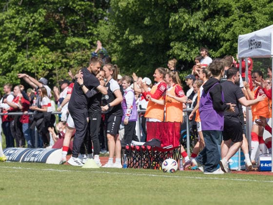 Goal celebration bench after 1 0 by Nicole Brilla VfB Stuttgart, 26 , Nico Schneck VfB Stuttgart, coach hugs Theresa Panfil VfB Stuttgart, co-coach GER, VfB Stuttgart vs SV Meppen, Football, 2 Womens Bundesliga, Matchday 23, Season 2025 2026, 26 04 2026 GER, VfB Stuttgart vs SV Meppen, Football, 2 Womens Bundesliga, Matchday 23, Season 2025 2026, 26 04 2026 Stuttgart Copyright: xEibner-Pressefoto CarstenxSchwerx EP_CSG