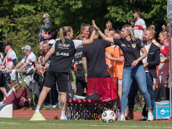 Goal celebration bench after 1 0 by Nicole Billa VfB Stuttgart, 26 , Miriam Hanemann VfB Stuttgart, co-coach claps with Lisa Lang VfB Stuttgart , manager sports organization womens soccer, right Sascha Glass VfB Stuttgart, General Manager Womens Soccer GER, VfB Stuttgart vs SV Meppen, Football, 2 Womens Bundesliga, Matchday 23, Season 2025 2026, 26 04 2026 GER, VfB Stuttgart vs SV Meppen, Football, 2 Womens Bundesliga, Matchday 23, Season 2025 2026, 26 04 2026 Stuttgart Copyright: xEibner-Pressefoto CarstenxSchwerx EP_CSG