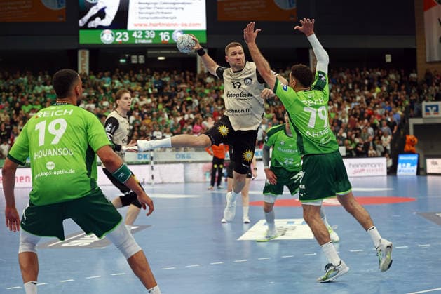26 04 2026, xovx, Handball Daikin Handball Bundesliga, HSG Wetzlar Bergischer HC v l Philipp Ahouansou HSG Wetzlar , Tomas Babak Bergischer HC , Ahmet Nafea HSG Wetzlar Wetzlar Buderus Arena Hessen Germany EN