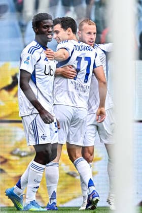 April 26, 2026, Genoa, Genoa: Como s Greek forward Anastasios Douvikas (center) celebrates with his team-mates after scoring a goal during the Italian Serie A soccer match Genoa Cfc vs Como 1907 at Luigi Ferraris stadium in Genoa, Italy, 26 April 2026. ANSA STRINGER. Italy Soccer: Serie A; Genoa Cfc Vs Como 1907  - ZUMAa110 20260426_zaf_a110_016 Copyright: xStringerx