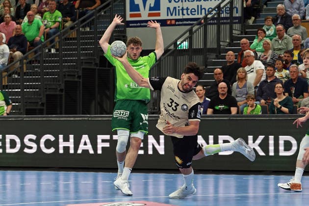 26 04 2026, xovx, Handball Daikin Handball Bundesliga, HSG Wetzlar Bergischer HC v l Niklas Theiß HSG Wetzlar , Eloy Morante Maldonado Bergischer HC Wetzlar Buderus Arena Hessen Germany EN
