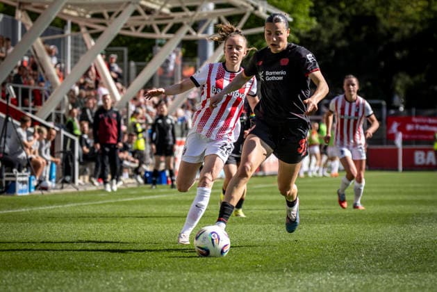 Google Pixel Womens Bundesliga Bayer 04 Leverkusen SC Freiburg, 26 04 2026 Carlotta Wamser Bayer 04 Leverkusen, 37 , Lisa Kolb SC Freiburg, 22 Bayer 04 Leverkusen SC Freiburg on matchday 23 of the Google Pixel Womens Bundesliga on 26 04 2026 at the Ulrich Haberland Stadium in Leverkusen North Rhine-Westphalia DFL REGULATIONS PROHIBIT ANY USE OF PHOTOGRAPHS AS IMAGE SEQUENCES AND OR QUASI VIDEO Copyright: xBEAUTIFULxSPORTS AxelxKohringx