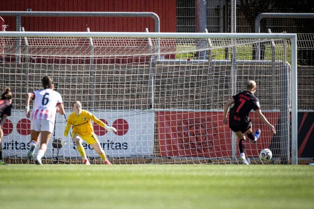 Google Pixel Womens Bundesliga Bayer 04 Leverkusen SC Freiburg, 26 04 2026 Cornelia Kramer Bayer 04 Leverkusen, 7 converts the penalty to 3 0 against Rebecca Adamczyk SC Freiburg, 33 Bayer 04 Leverkusen SC Freiburg on matchday 23 of the Google Pixel Womens Bundesliga on 26 04 2026 at the Ulrich Haberland Stadium in Leverkusen North Rhine-Westphalia DFL REGULATIONS PROHIBIT ANY USE OF PHOTOGRAPHS AS IMAGE SEQUENCES AND OR QUASI VIDEO Copyright: xBEAUTIFULxSPORTS AxelxKohringx
