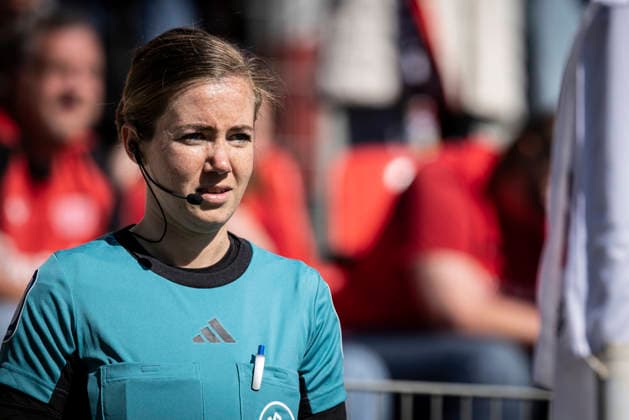 Google Pixel Womens Bundesliga Bayer 04 Leverkusen SC Freiburg, 26 04 2026 Lineswoman Lea Bramkamp Bayer 04 Leverkusen SC Freiburg on matchday 23 of the Google Pixel Womens Bundesliga on 26 04 2026 at Ulrich Haberland Stadium in Leverkusen North Rhine-Westphalia DFL REGULATIONS PROHIBIT ANY USE OF PHOTOGRAPHS AS IMAGE SEQUENCES AND OR QUASI VIDEO Copyright: xBEAUTIFULxSPORTS AxelxKohringx
