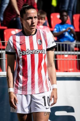 Google Pixel Women Bundesliga Bayer 04 Leverkusen SC Freiburg, 26 04 2026 Selina Vivian SC Freiburg, 10 at a corner Bayer 04 Leverkusen SC Freiburg on matchday 23 of the Google Pixel Women Bundesliga on 26 04 2026 at the Ulrich Haberland Stadium in Leverkusen North Rhine-Westphalia DFL REGULATIONS PROHIBIT ANY USE OF PHOTOGRAPHS AS IMAGE SEQUENCES AND OR QUASI VIDEO Copyright: xBEAUTIFULxSPORTS AxelxKohringx