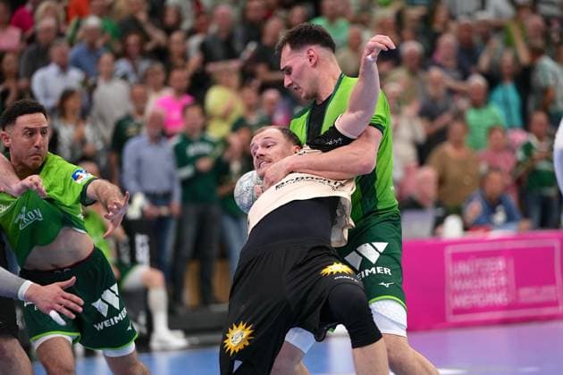 HSG Wetzlar v Bergischer HC - DAIKIN Handball-Bundesliga Fynn Hangstein ( 10 Bergischer HC ) Josip Simic ( 10 Wetzlar ) during the Daikin Handball-Bundesliga match between HSG Wetzlar and Bergischer HC at Buderus Arena Wetzlar. Wetzlar Wetzlar, Germany, April 26nd 202 GERMANY Copyright: xJuliaxKneisslx xSPPx Sportspressphoto_SPR136818