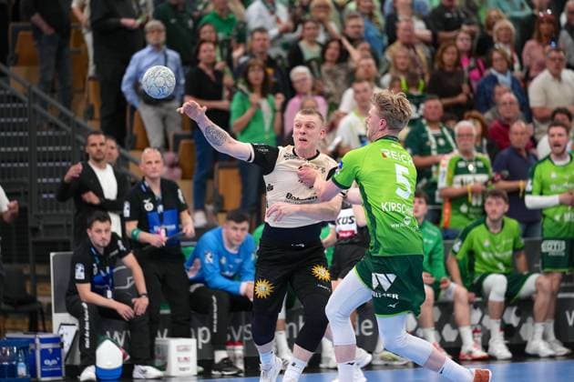 HSG Wetzlar v Bergischer HC - DAIKIN Handball-Bundesliga Tristan Kirschner ( 5 Wetzlar ) Noah Beyer ( 2 Bergischer HC ) during the Daikin Handball-Bundesliga match between HSG Wetzlar and Bergischer HC at Buderus Arena Wetzlar. Wetzlar Wetzlar, Germany, April 26nd 202 GERMANY Copyright: xJuliaxKneisslx xSPPx Sportspressphoto_SPR136819